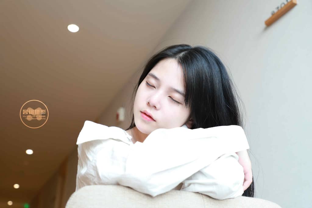 誉铭摄影《2021第44期》穿白色船袜美女被轻挠脚心视频