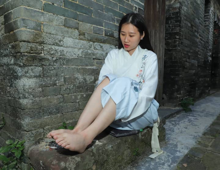 [Pary学生模拍]049 极品美女小芳穿上汉服古镇赤脚脚模 151P