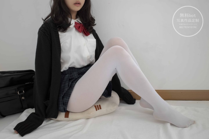 森萝财团丝脚底足底有料002 小香 室内JK白丝少女 86P