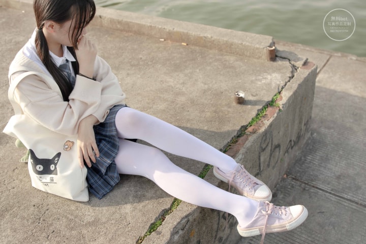 森萝财团玉足写真有料004  依依 湖边JK白丝 77P