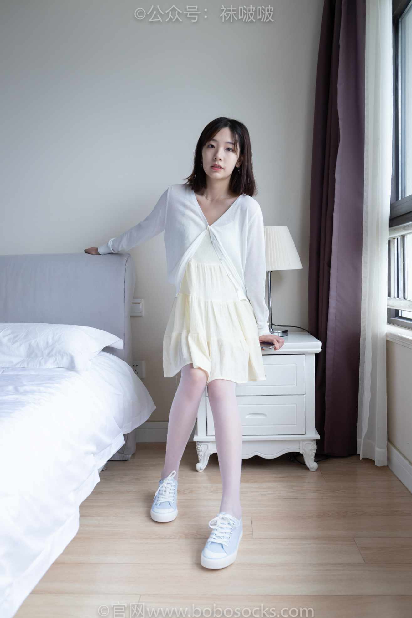 [袜啵啵]NO.005小甜豆-秀长美腿穿着白丝在床上秀足 133P+1V